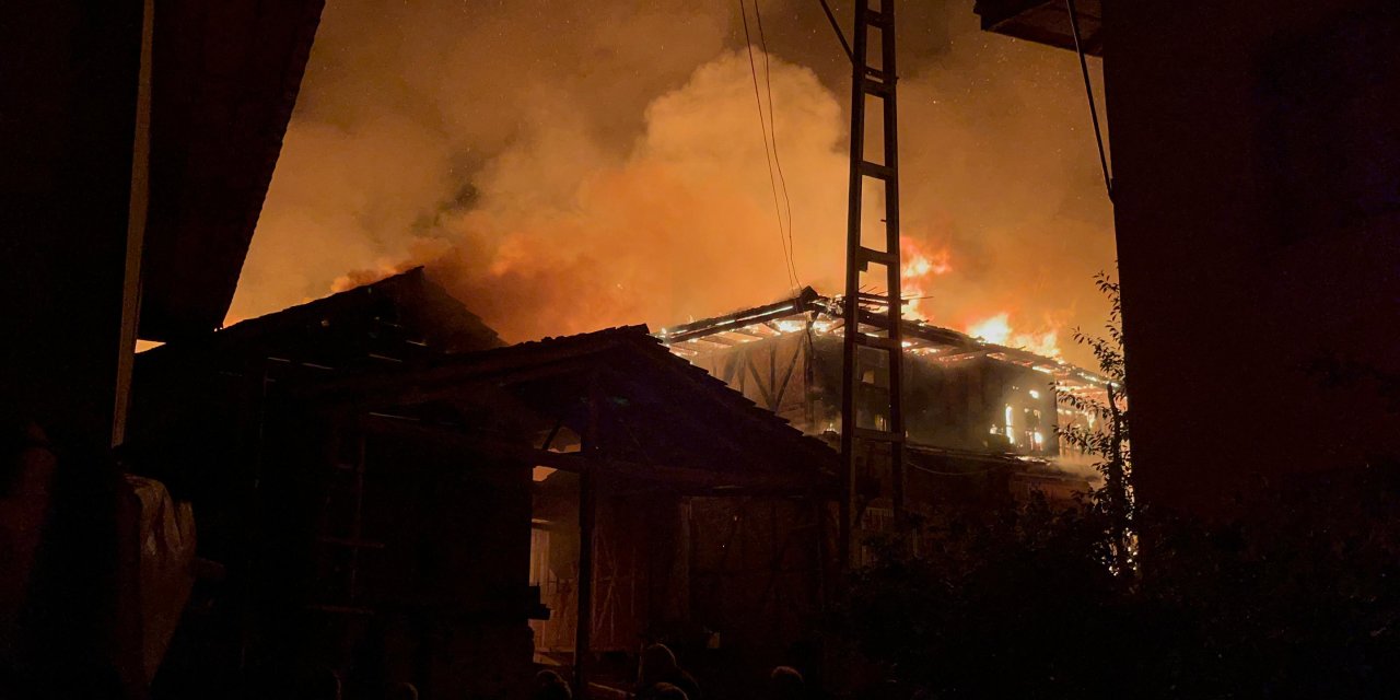 Kastamonu’da Köyde Korkutan Yangın: 2 Ev, 2 Ahır Ve Traktör Kullanılamaz Hale Geldi