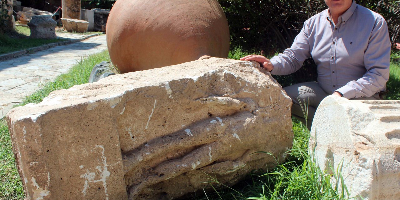 Güneş Tanrısı 'helios'a Ait Olduğu Değerlendirilen Başı Olmayan Kabartma Bulundu