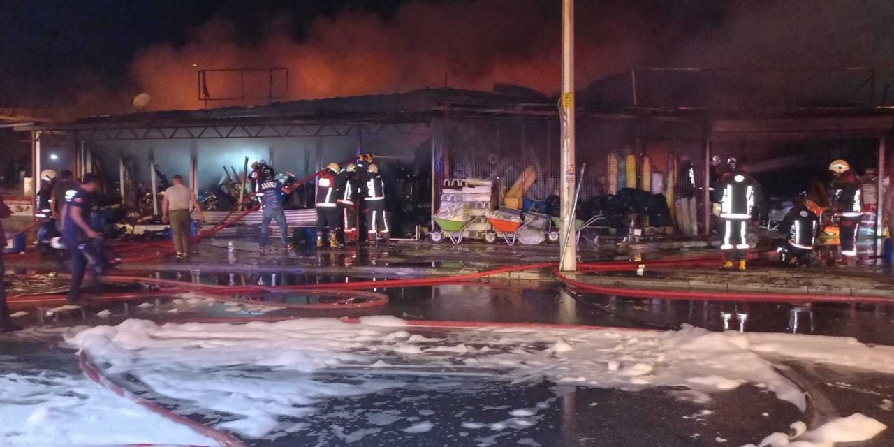 Malatya'da, Konteyner Sitedeki Yangında 25 Dükkan Kullanılamaz Hale Geldi