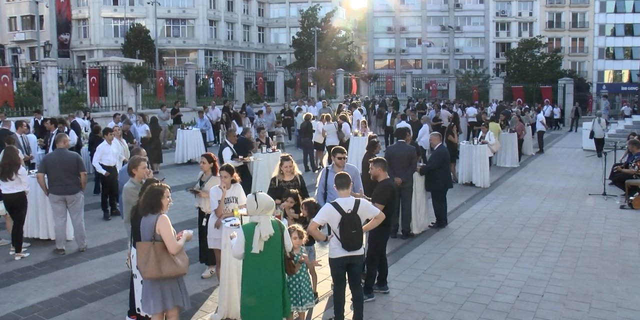 İstanbul-istanbul Valisi Davut Gül, Lgs'den 500 Tam Puan Alan 77 Öğrenciyle Buluştu