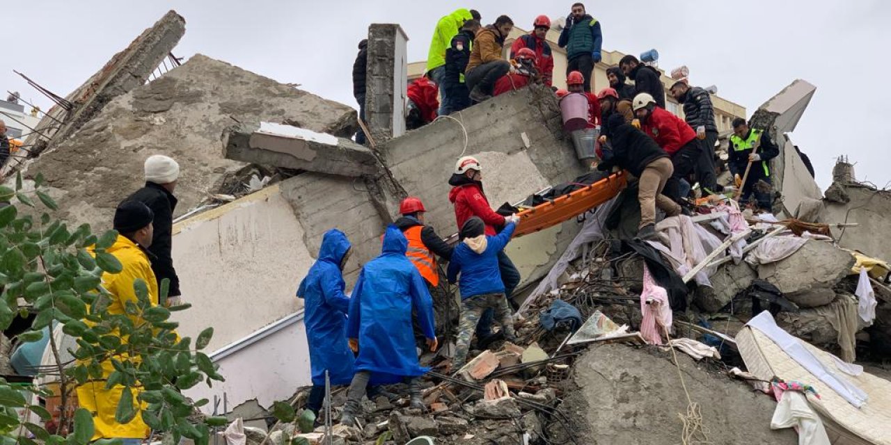 Depremde 63 Kişinin Öldüğü Apartmanın Yıkılmasıyla İlgili Tutuklanan Baba Oğula Ev Hapsi İle Tahliye