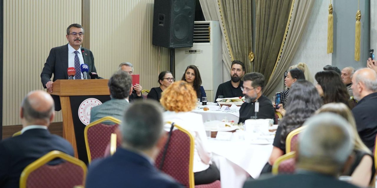 Bakan Tekin, Muharrem Ayı 'On İki İmam Orucu' İftar Programına Katıldı