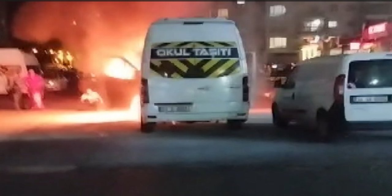Diyarbakır'da Park Halindeki Öğrenci Servisi Alev Alev Yandı; O Anlar Kamerada