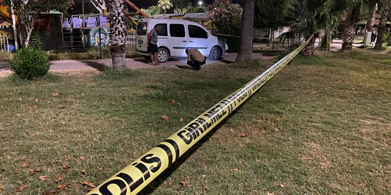 Adana'da Parkta Oturan Gençlere Silahlı Saldırı: 1 Ölü, 1 Yaralı
