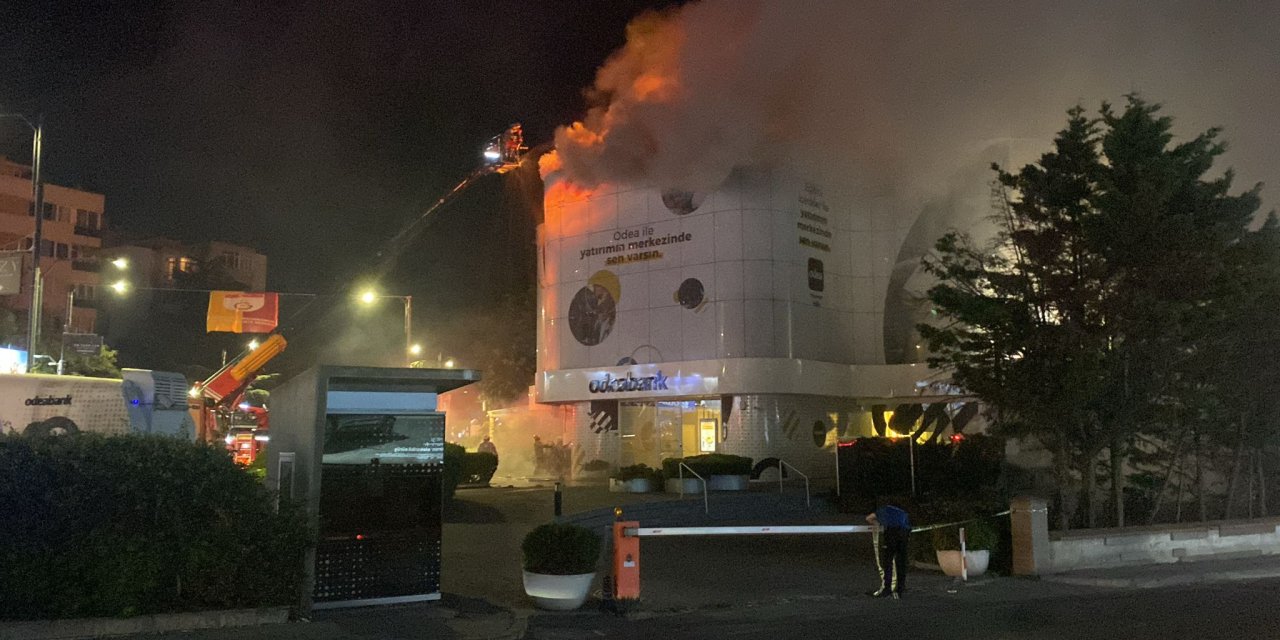 İstanbul-beşiktaş'da Bankada Yangın-1 (Fotoğraf)