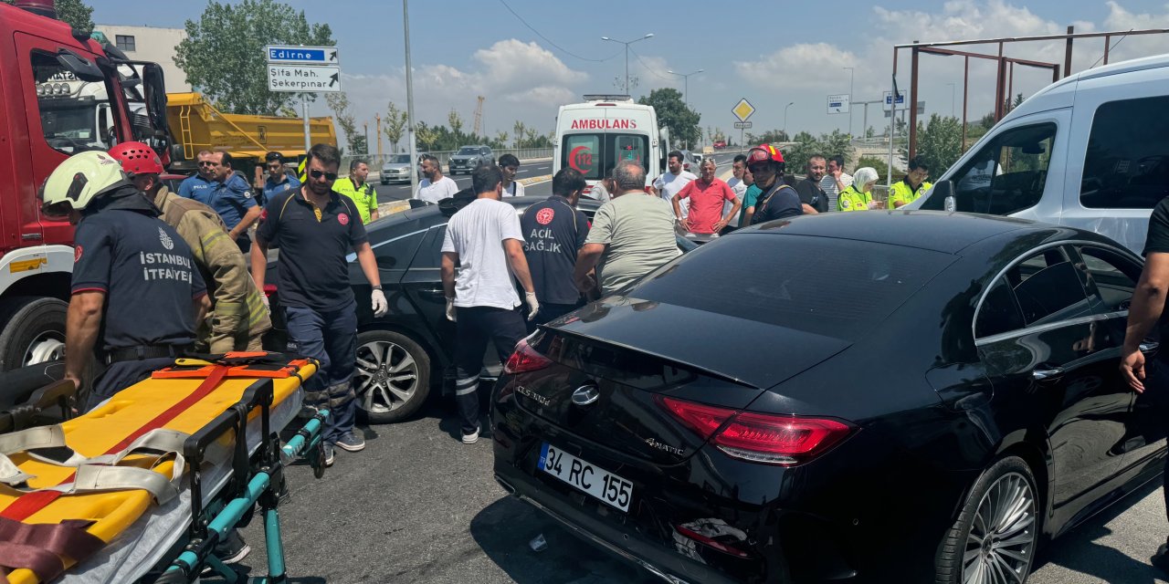 İstanbul- Tuzla'da Kavşağa Giren Otomobil Kaza Yaptı: 2'si Çocuk 3 Yaralı