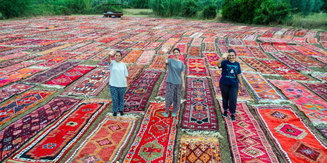 Tezgahta Halıya İlk Düğüm, Tarlada Son Dokunuş Kadınlardan