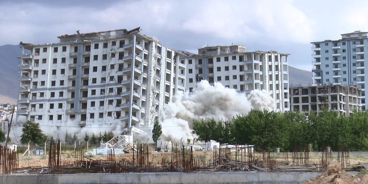 Malatya'da Ağır Hasarlı 9 Katlı 2 Bina, Dinamit Kullanılarak Yıkıldı