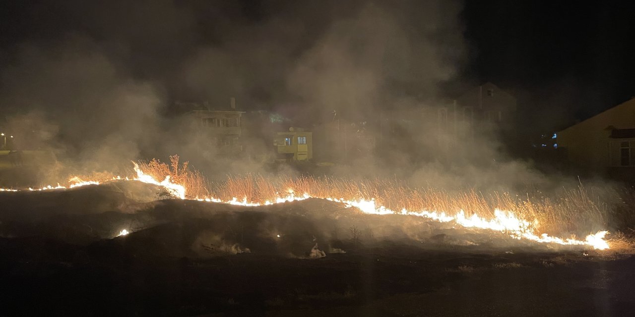 Edirne Çocukların Attığı Torpilden Çıkan Ot Yangını, Evlere Sıçramadan Söndürüldü