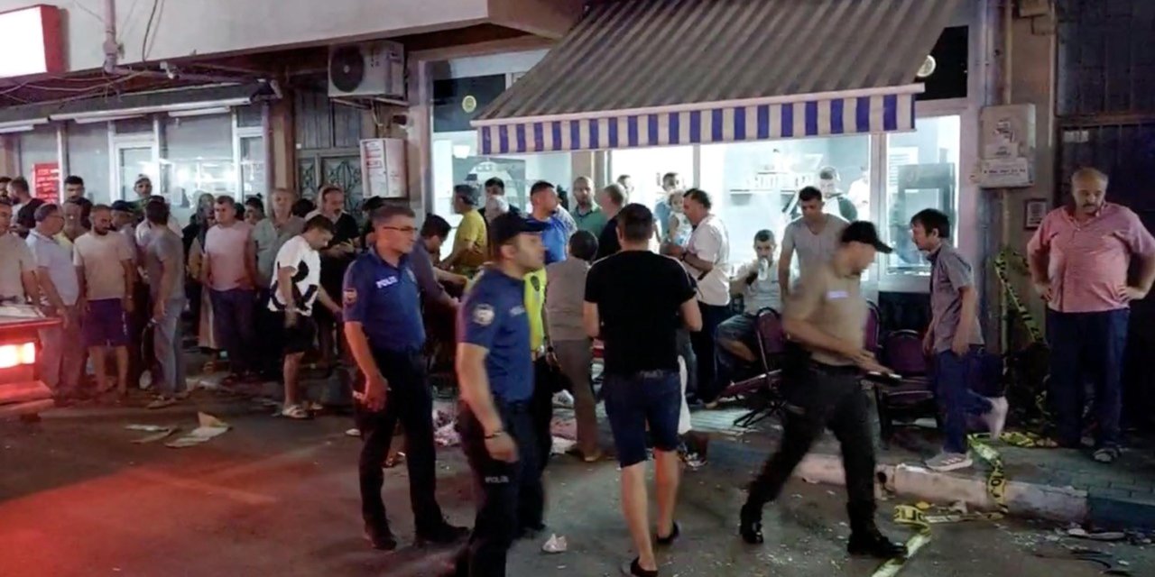 Otomobil, Kıraathane Önünde Oturanların Arasına Daldı; 11 Kişinin Yaralandığı Kaza Kamerada