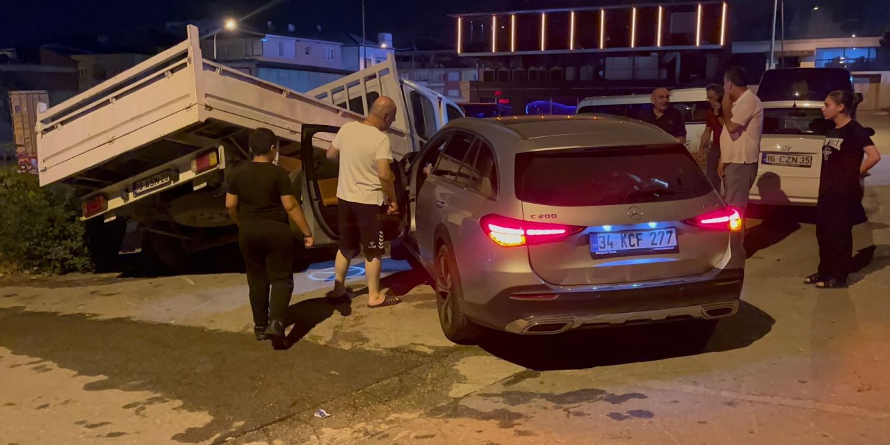 Bursa'da Demir Korkuluk Ve Park Halindeki Kamyonete Çarpan Otomobildeki 3 Kişi Yaralandı