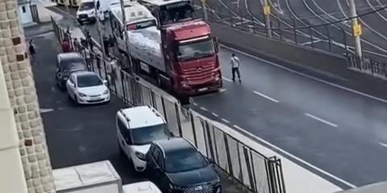 İstanbul - Sultangazi'de İett Otobüsü, Tır'a Çarptı: Yaralılar Var-1