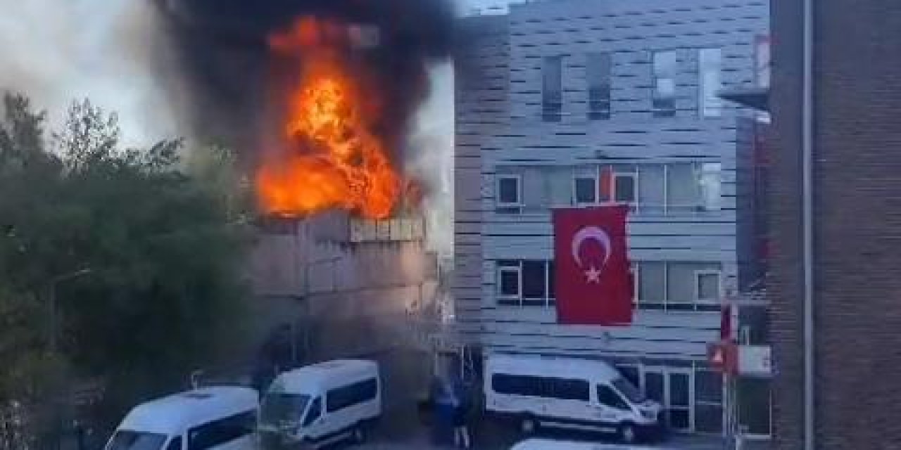 Bağcılar'da Geri Dönüşüm Tesisinde Yangın-1