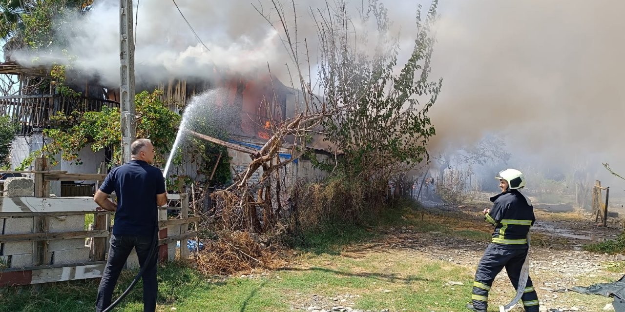 Hatay'da, Sahilde 3 Baraka Ev Yandı