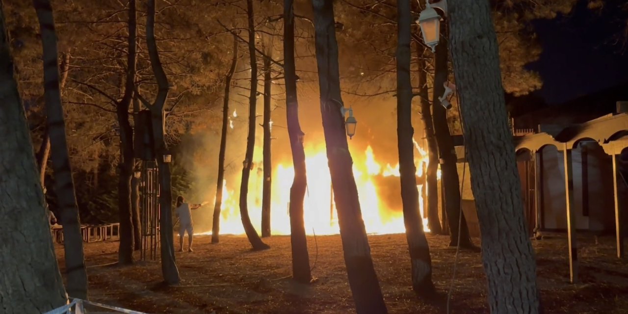 İstanbul-ümraniye'de Trabzon Park Millet Bahçesi'nde Bulunan Çardak Alev Alev Yandı