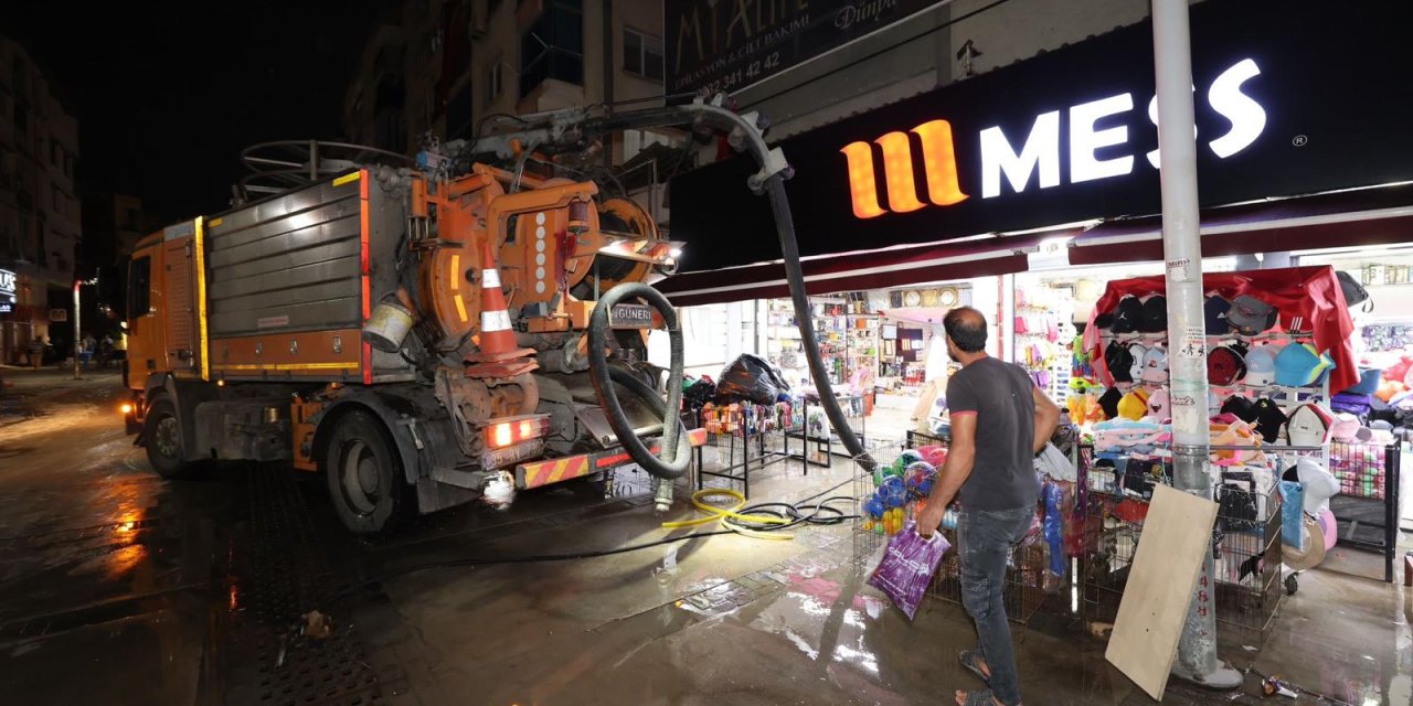 İzmir'de Gök Gürültülü Sağanak; Sokakta Akıma Kapılan 2 Kişi Öldü (4)