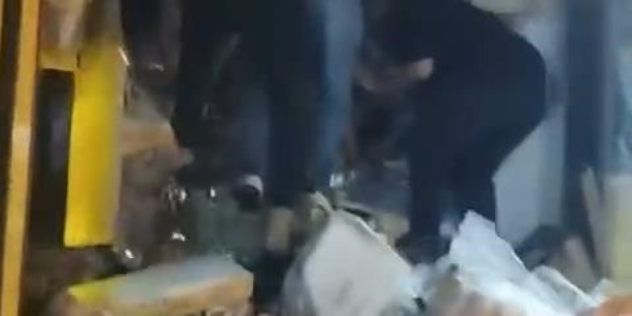 İstanbul-zeytinburnu'nda İş Yerinin Asma Tavanının Çöktüğü Anlar Kamerada-2 (Ek Görüntülerle Geniş Haber)