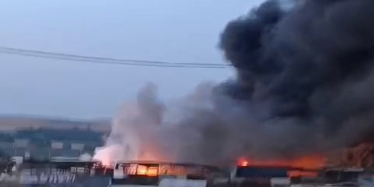 İstanbul-büyükçekmece’de Hurda Araçların Bulunduğu Alanda Yangın