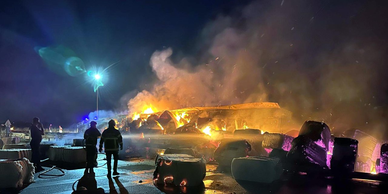 Edirne'de Pamuk Yüklü Tır Alev Alev Yandı