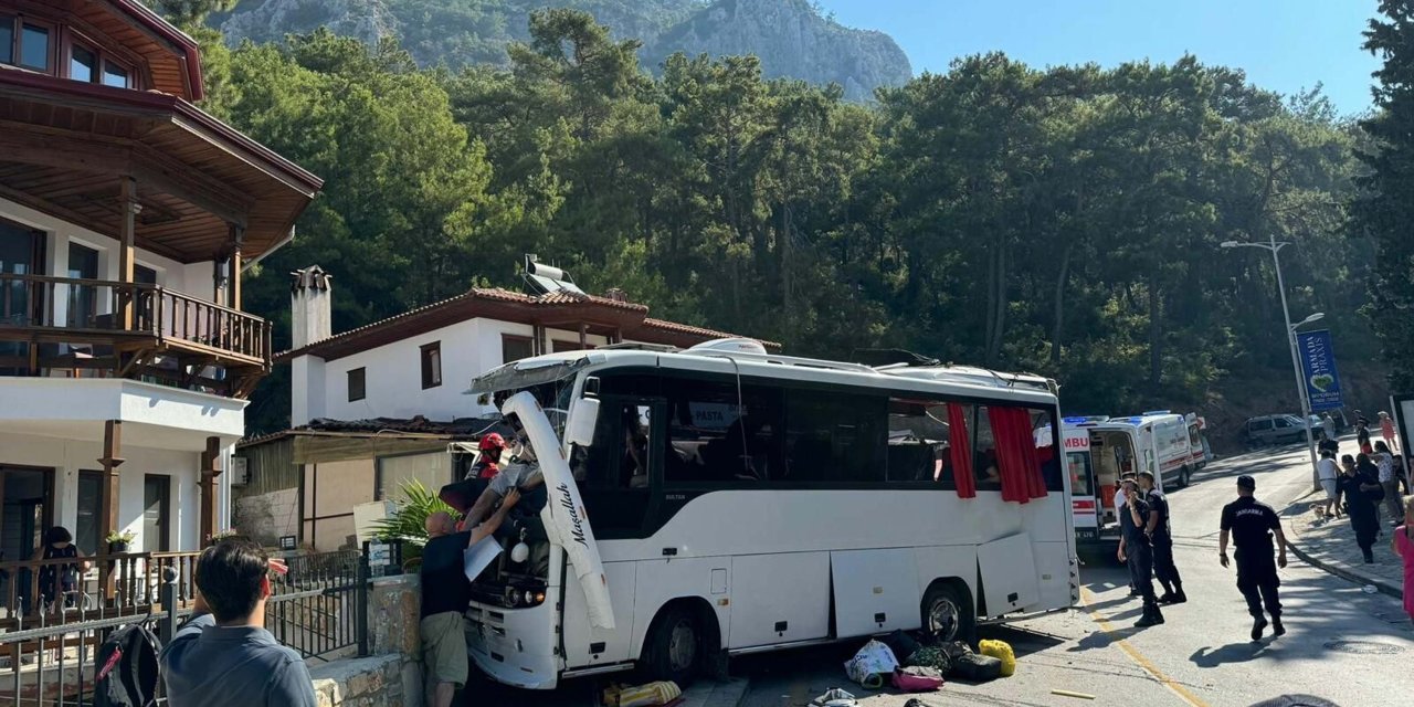 Muğla'da Tur Otobüsü Park Halindeki Araçlara Çarptı, 1 Çocuk Öldü, 33 Yaralı