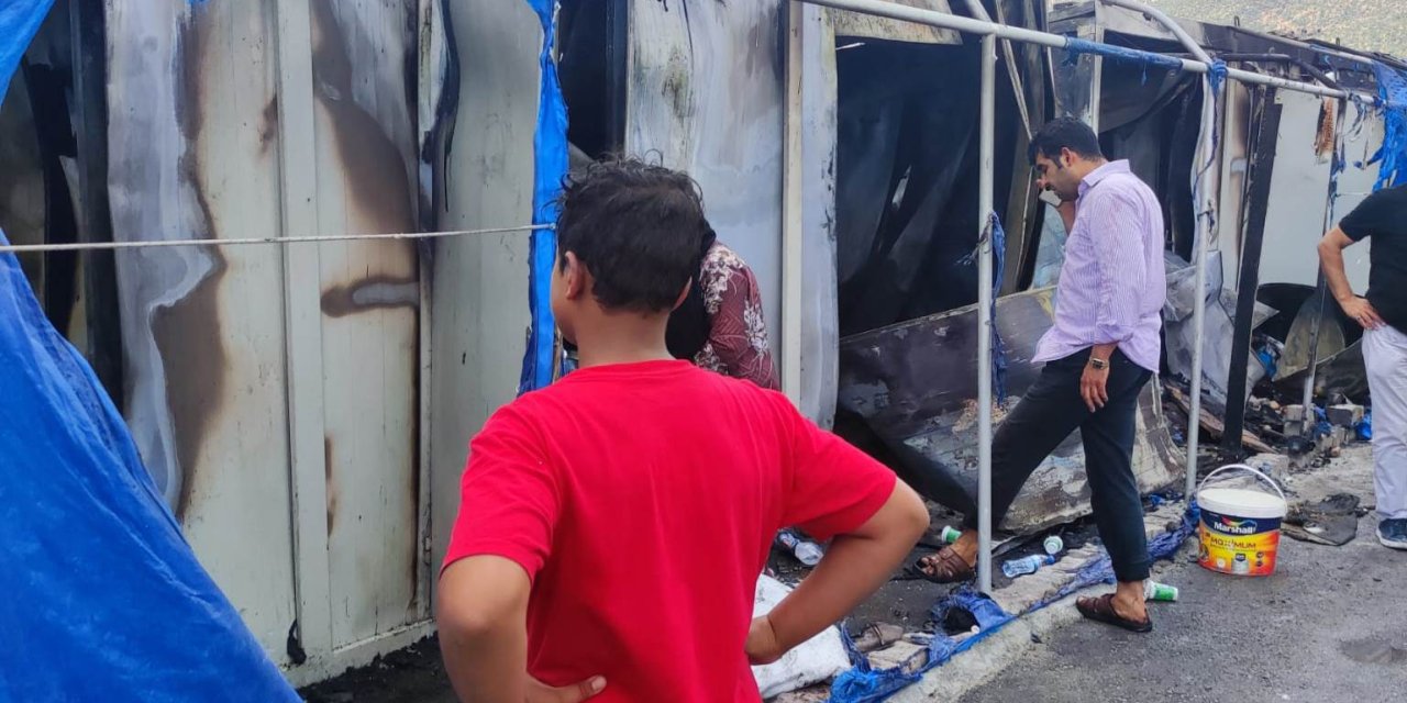 Depremzedelerin Yaşadığı 3 Konteyner Yandı