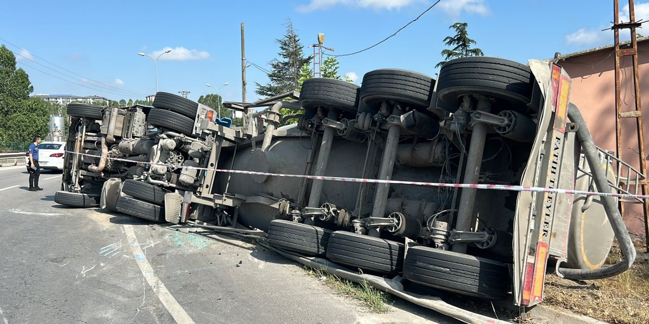 İstanbul- Pendik'te Beton Mikseri Devrildi; Yaralı Şoför Olay Yerinden Kaçtı