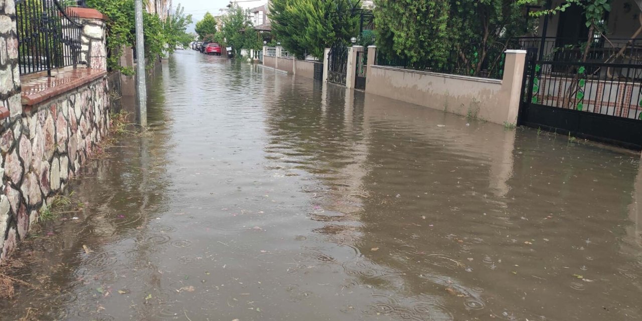 İzmir’de Sağanak Sırasında Sokakta 2 Kişinin Elektrik Akımına Kapıldığı Alanda İnceleme