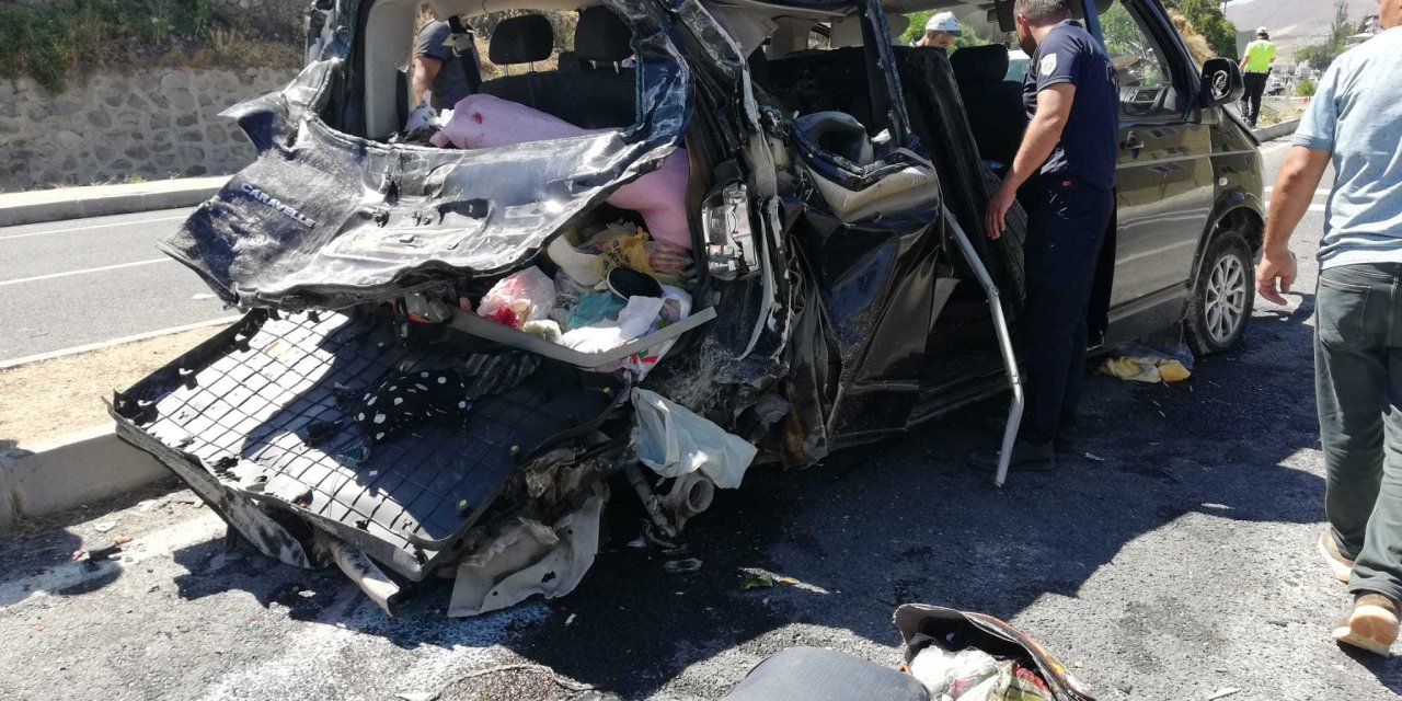 Kamyon, Hafif Ticari Araca Çarptı: 2'si Ağır, 5 Yaralı