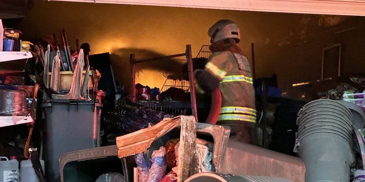 İzmir'de Gıda Çarşısı'nda Çıkan Yangın 2 Saatte Söndürüldü