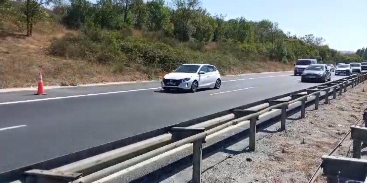 İstanbul - Büyükçekmece'de Yakıt Tankeri Devrildi; Yol Trafiğe Kapatıldı