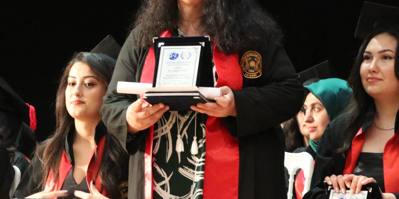 Kayseri Emekli Fizik Öğretmeni 63 Yaşında Tıp Fakültesinden Mezun Oldu