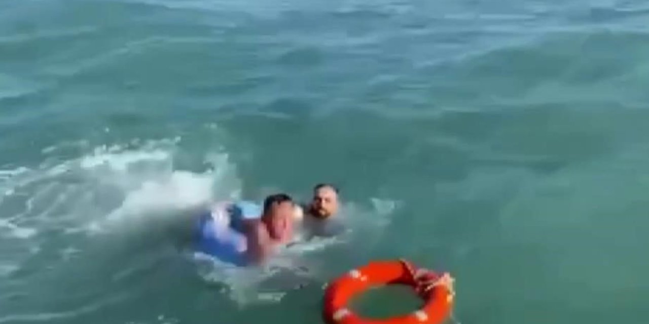 İstanbul - Arnavutköy'de Boğulmaktan Kurtarmak İsterken Kendisi De Mahsur Kaldı; O Anlar Kamerada