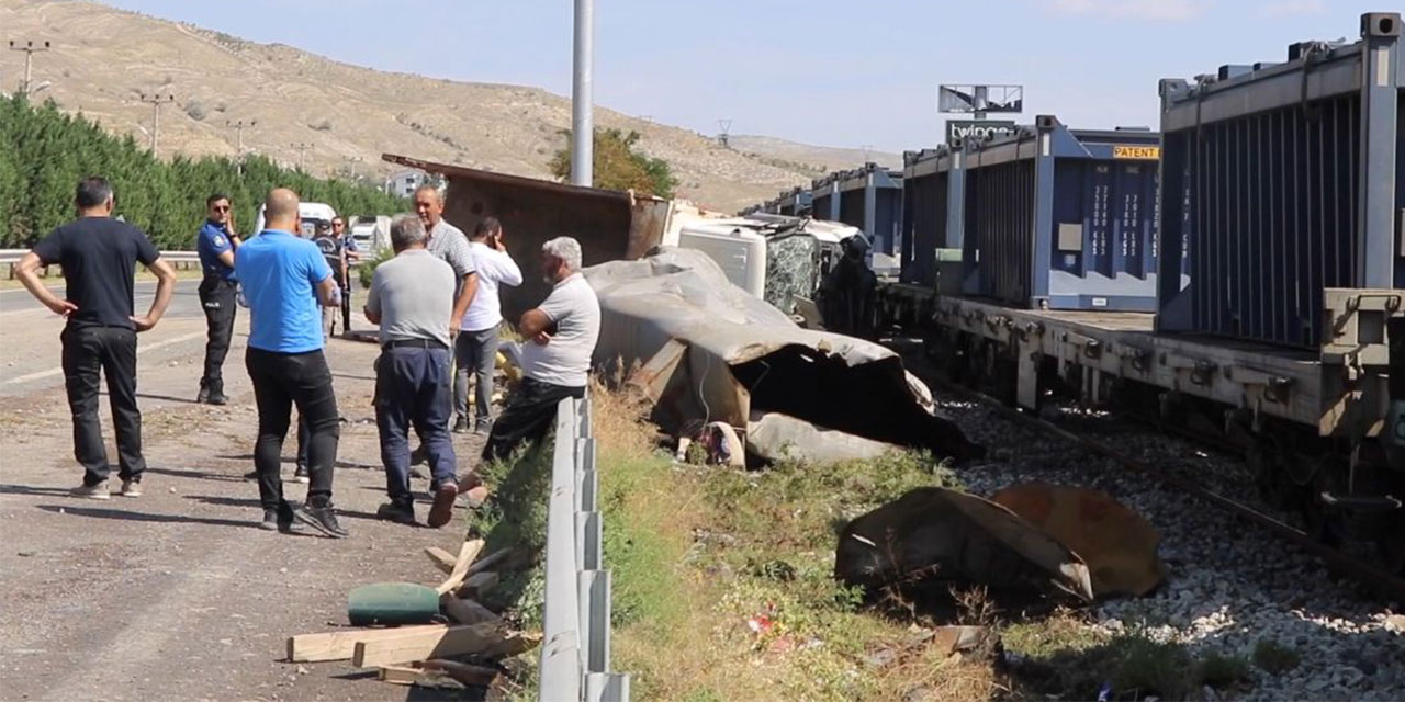 Trenin Rizeli plakalı kamyona çarptığı kazada kamyon sürücüsü yaşamını yitirdi, 3 kişi yaralandı