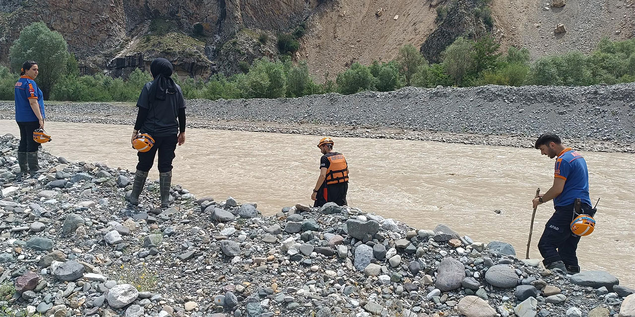 Heyelanla Tortum Çayı'na sürüklenen araçta kaybolan 8 aylık bebeği 50 kişilik ekip arıyor