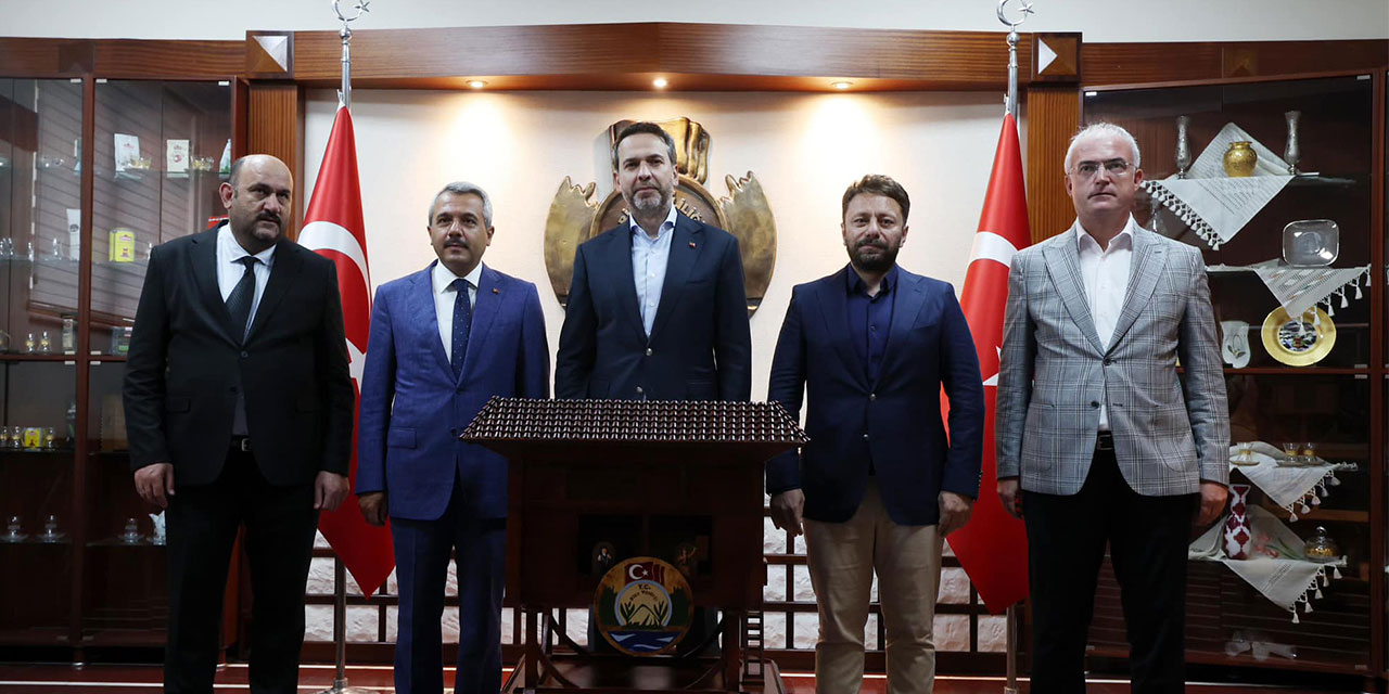 Bakan Bayraktar, Rize Valiliğini ziyaret etti