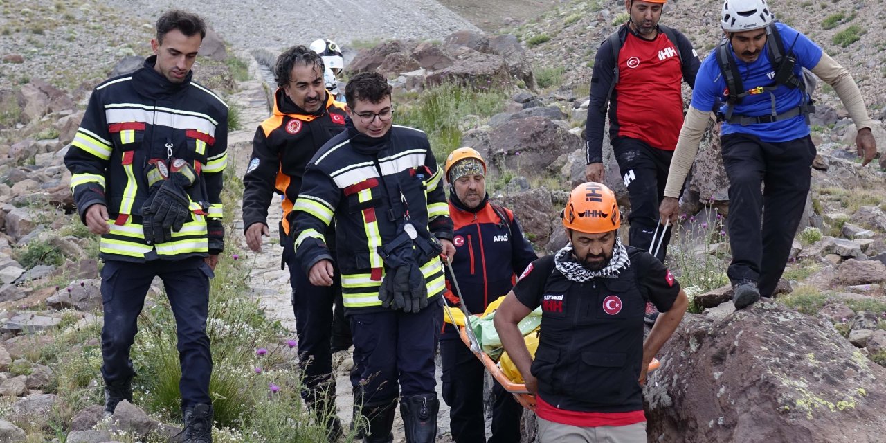 Kayseri Erciyes'e Zirve Tırmanışı Yaparken Düşen Kayalardan Yaralanan 2 Dağcı, 6 Saatte Kurtarıldı