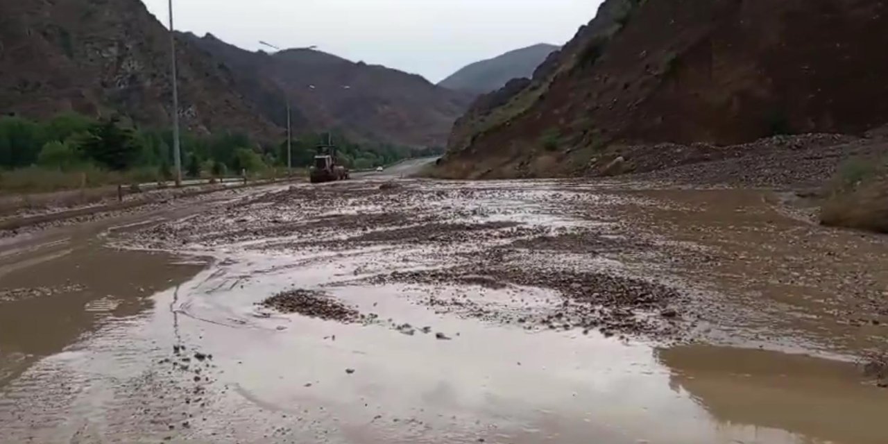 Erzurum’da Sağanak Sonrası Oluşan Heyelanda Karayolu Ulaşıma Kapandı