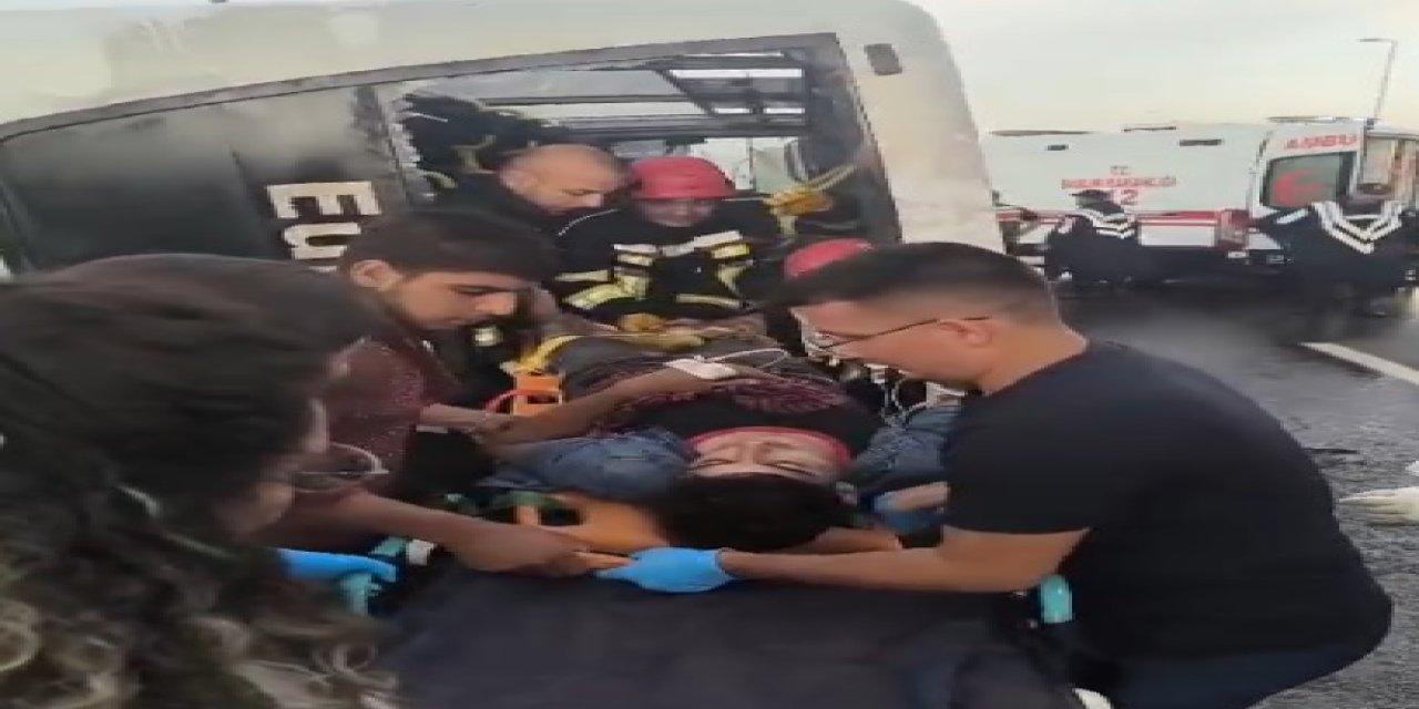 Tarsus'ta Tarım İşçilerini Taşıyan Midibüs Devrildi: 12 Yaralı