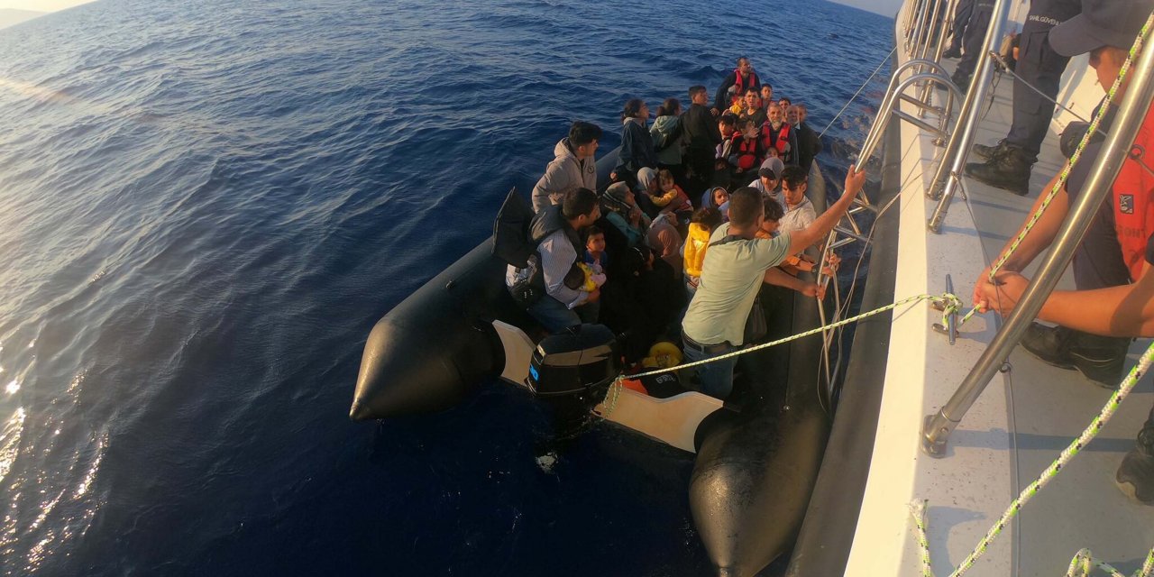 İzmir Açıklarında 60 Düzensiz Göçmen Yakalandı, 86 Düzensiz Göçmen Kurtarıldı