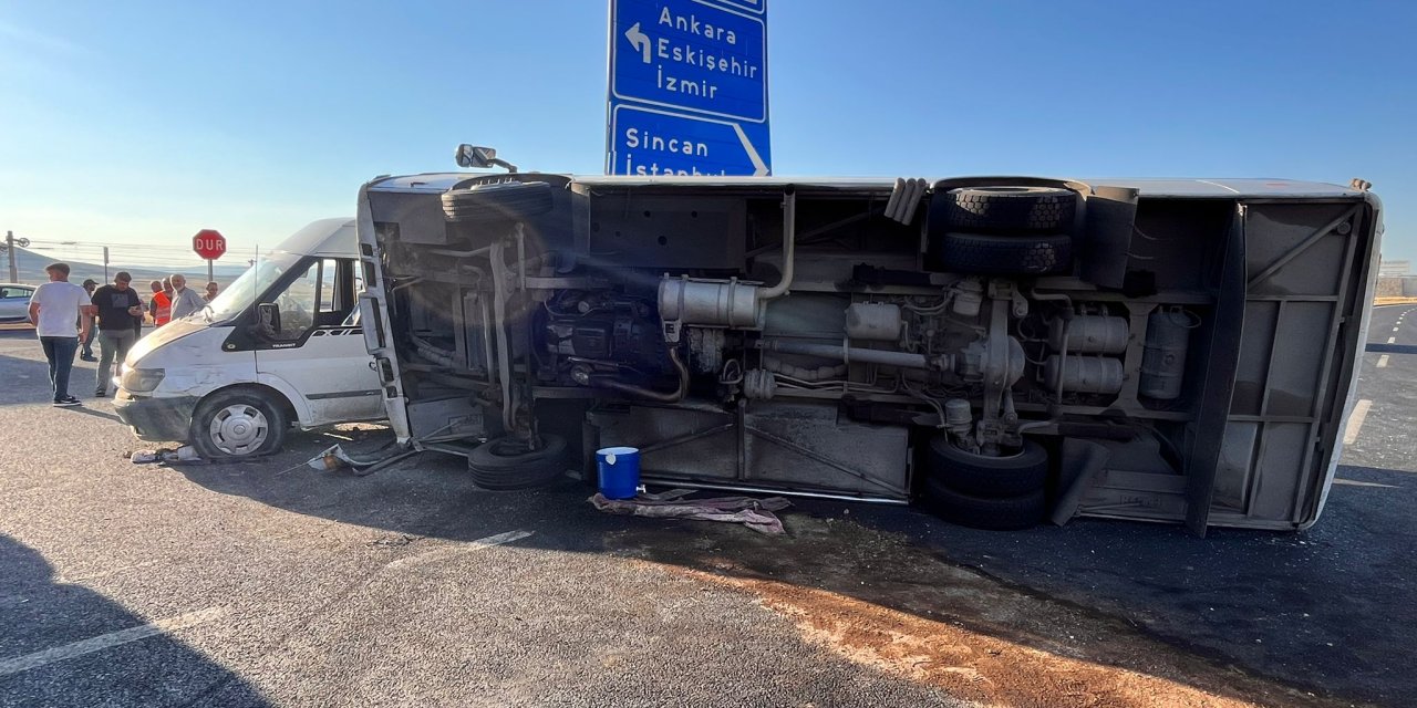 Ankara'da Tarım İşçilerini Taşıyan Otobüs İle Minibüs Çarpıştı; 1 Ölü, 16 Yaralı