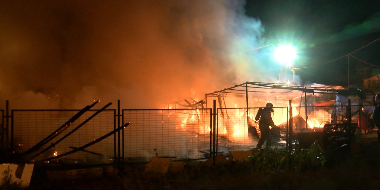 İstanbul- Sancaktepe’de Ahır Ve Kümes Alev Alev Yandı