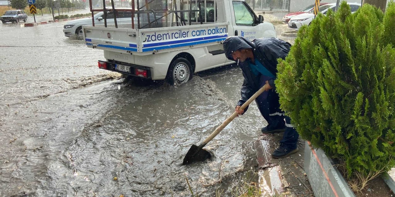 Osmaniye’de Sağanak Etkili Oldu; Yollar Göle Döndü, Rögarlar Tıkandı