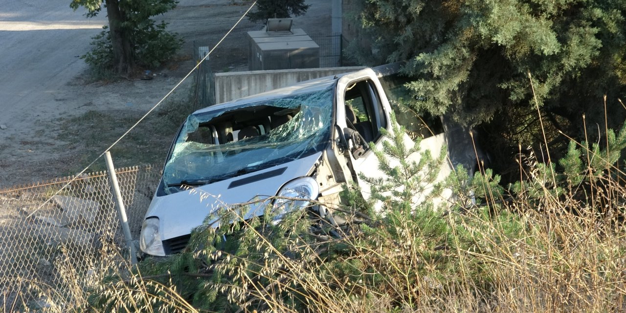 Düzce'de Şarampole Yuvarlandı: 1 Ölü 2 Yaralı