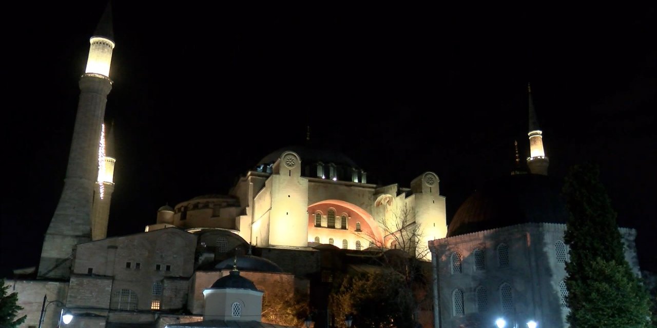 İstanbul- 15 Temmuz Şehitleri İçin Ayasofya Ve Sultanahmet Camii'nde Sela Okundu
