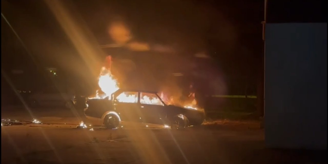 Park Halindeki Otomobil Alev Topuna Döndü