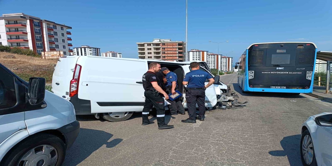 Para dolu nakil aracı otobüsle çarpıştı: 4 yaralı