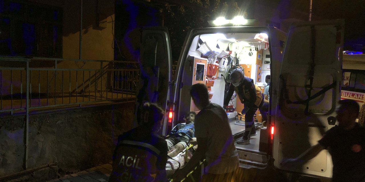 Manisa'da, Motosiklet İle Elektrikli Bisiklet Kafa Kafaya Çarpıştı: 3 Yaralı