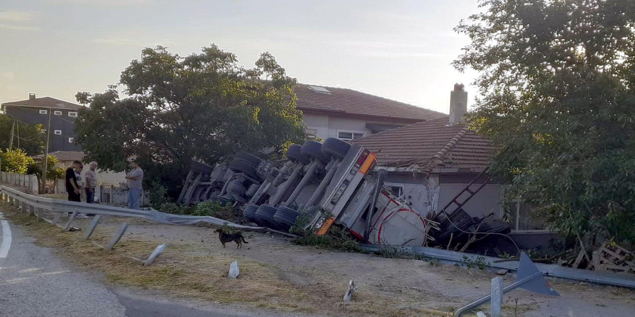 Tanker evlerine çarptı; bomba patlaması ya da deprem olduğunu sandılar