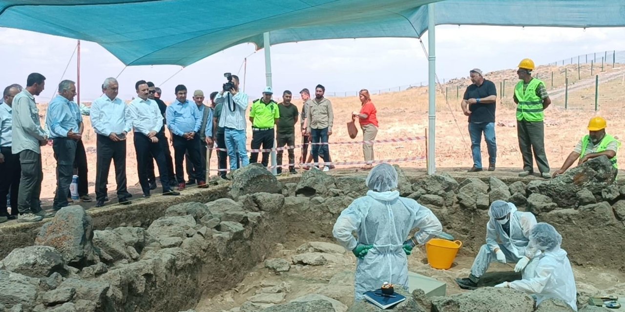 Malazgirt'teki Kazı Çalışmalarında 5'inci Yıl; 150 Kilometrekarelik Alanda Çalışılıyor