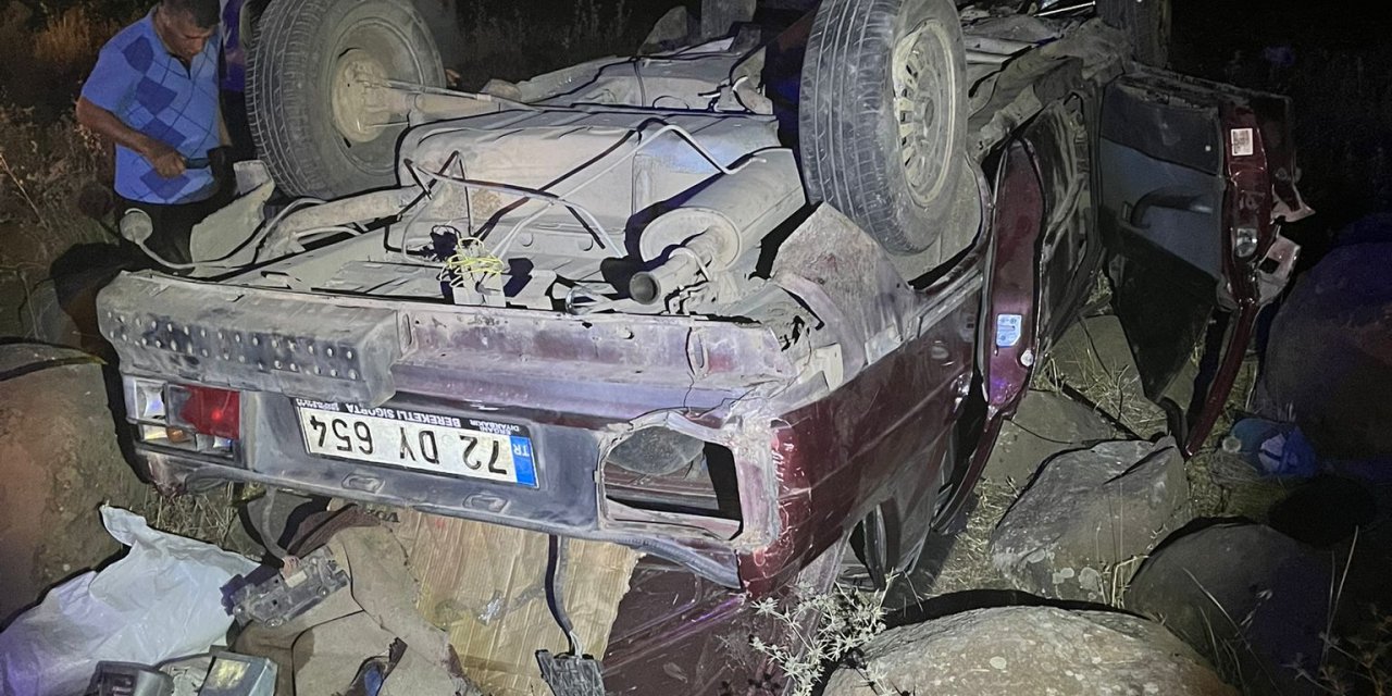 Diyarbakır’da Otomobil Şarampole Devrildi; Baba Öldü, Anne Ve Oğlu Yaralandı